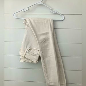 MOTHER jeans Looker High waisted ankle fray white jeans.